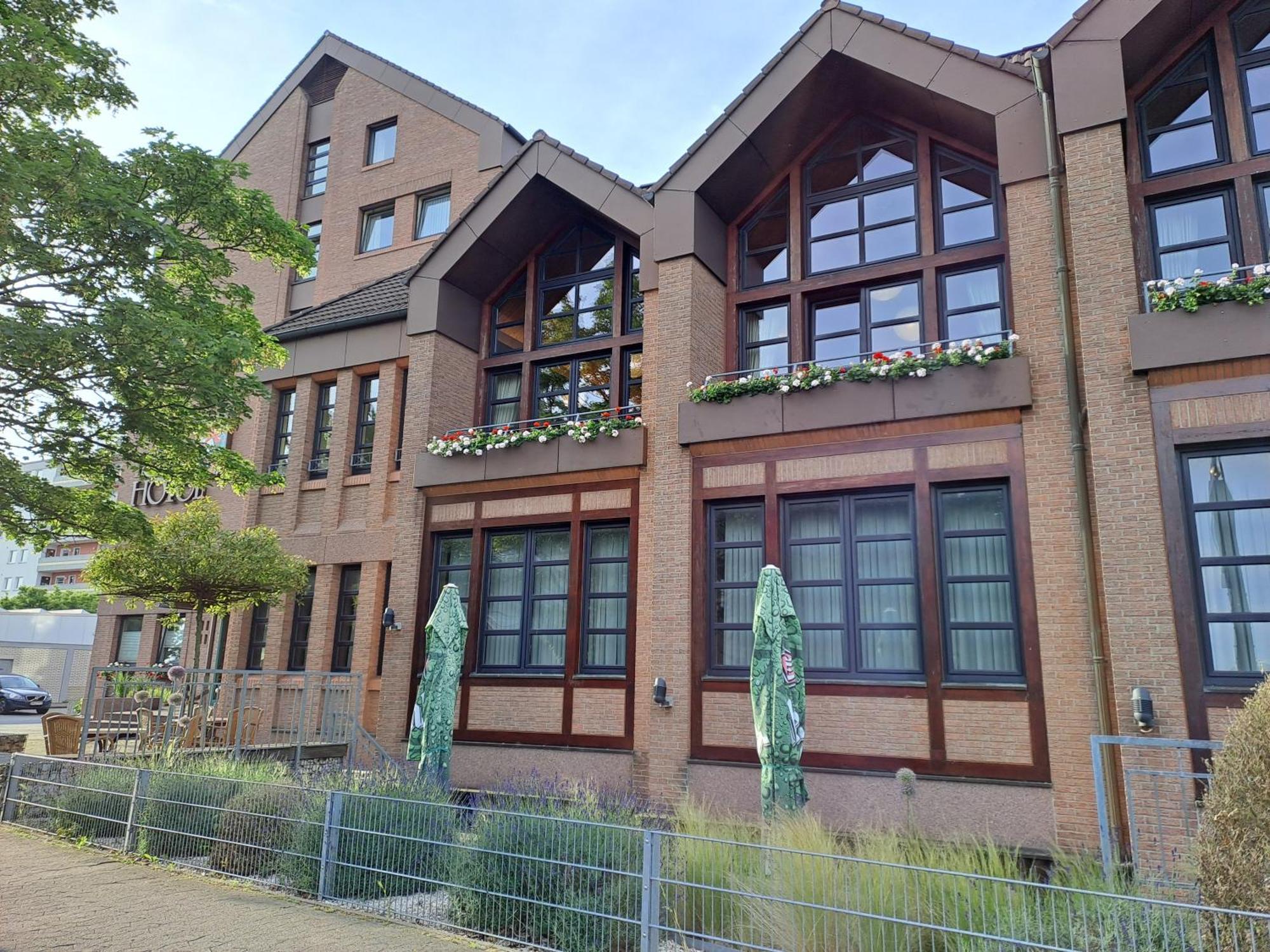 Leine Hotel Pattensen Exterior photo